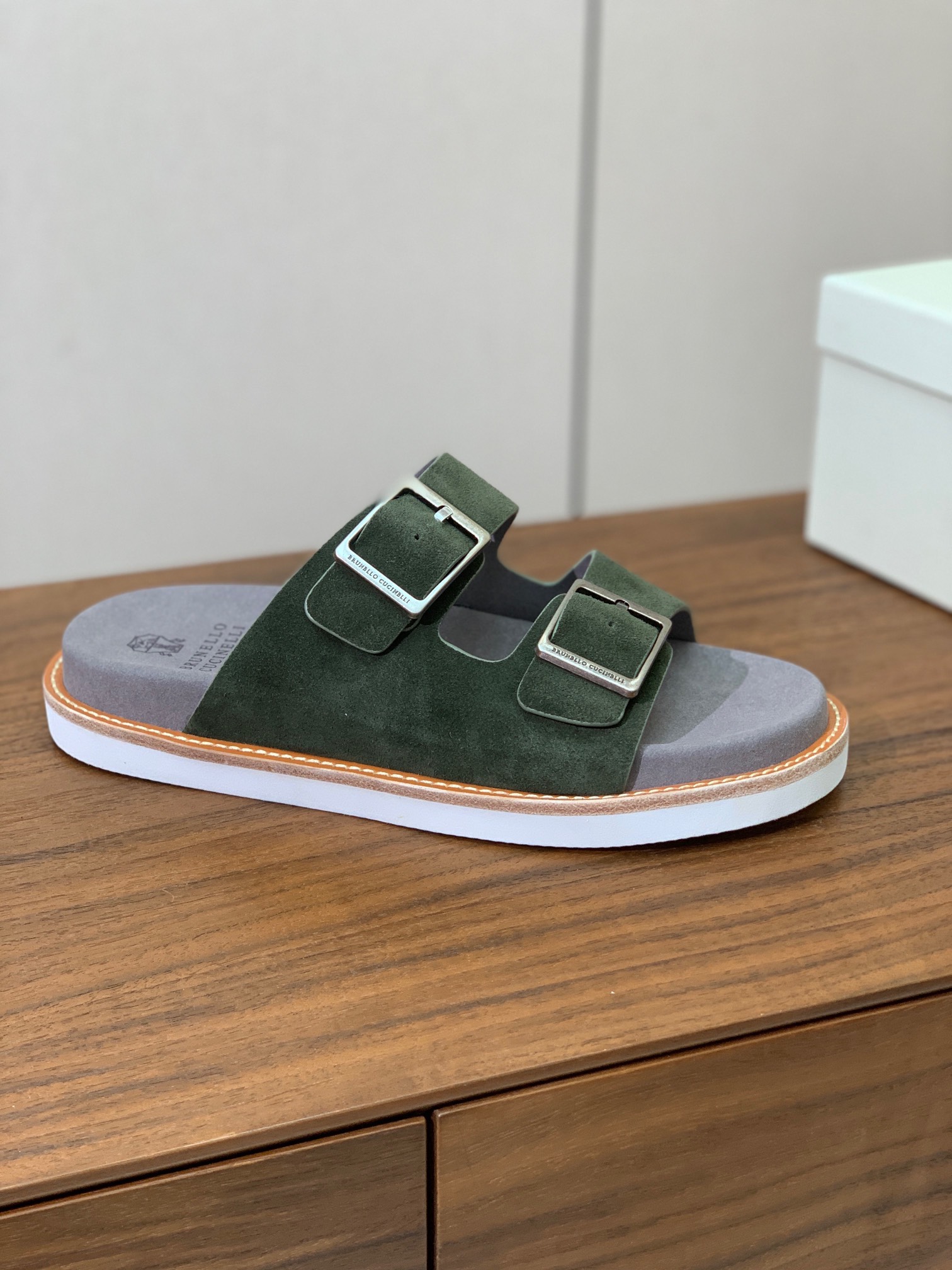 【BRUNELL* CUCINELL*】情侣款拖鞋。鞋面进口环保牛绒，定制橡胶大底。真皮沿条。
码数：女