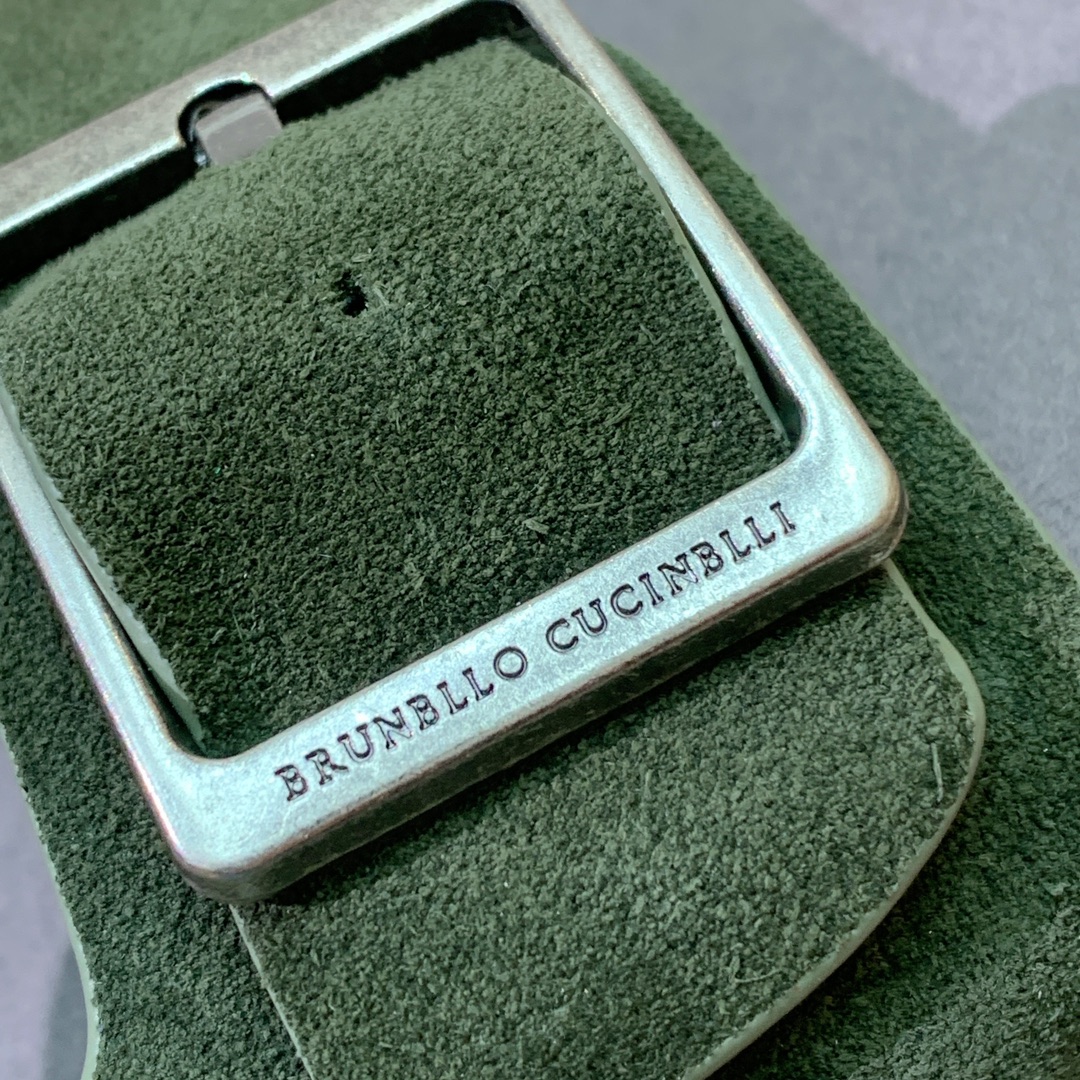 【BRUNELL* CUCINELL*】情侣款拖鞋。鞋面进口环保牛绒，定制橡胶大底。真皮沿条。
码数：女