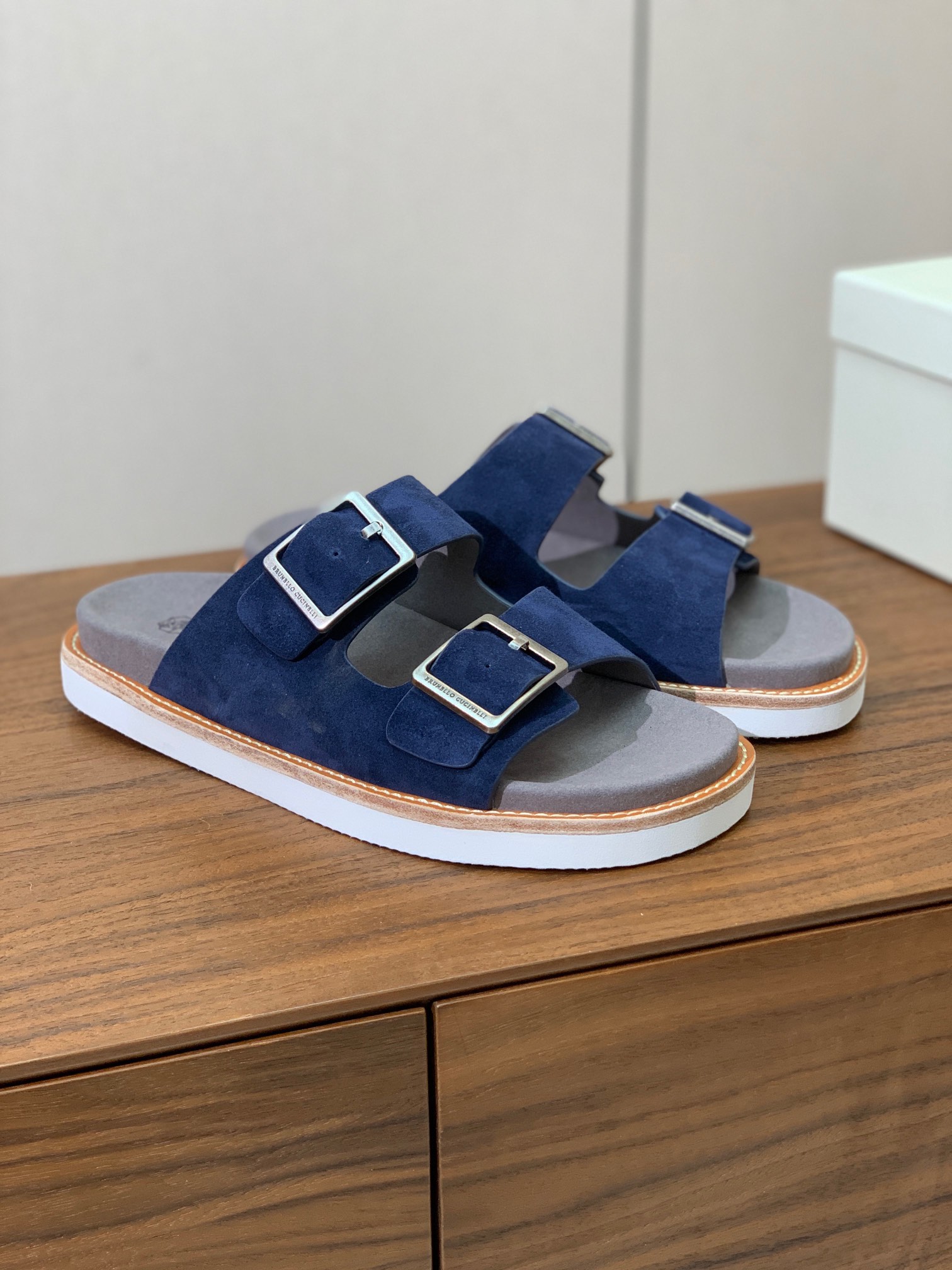 【BRUNELL* CUCINELL*】情侣款拖鞋。鞋面进口环保牛绒，定制橡胶大底。真皮沿条。
码数：女