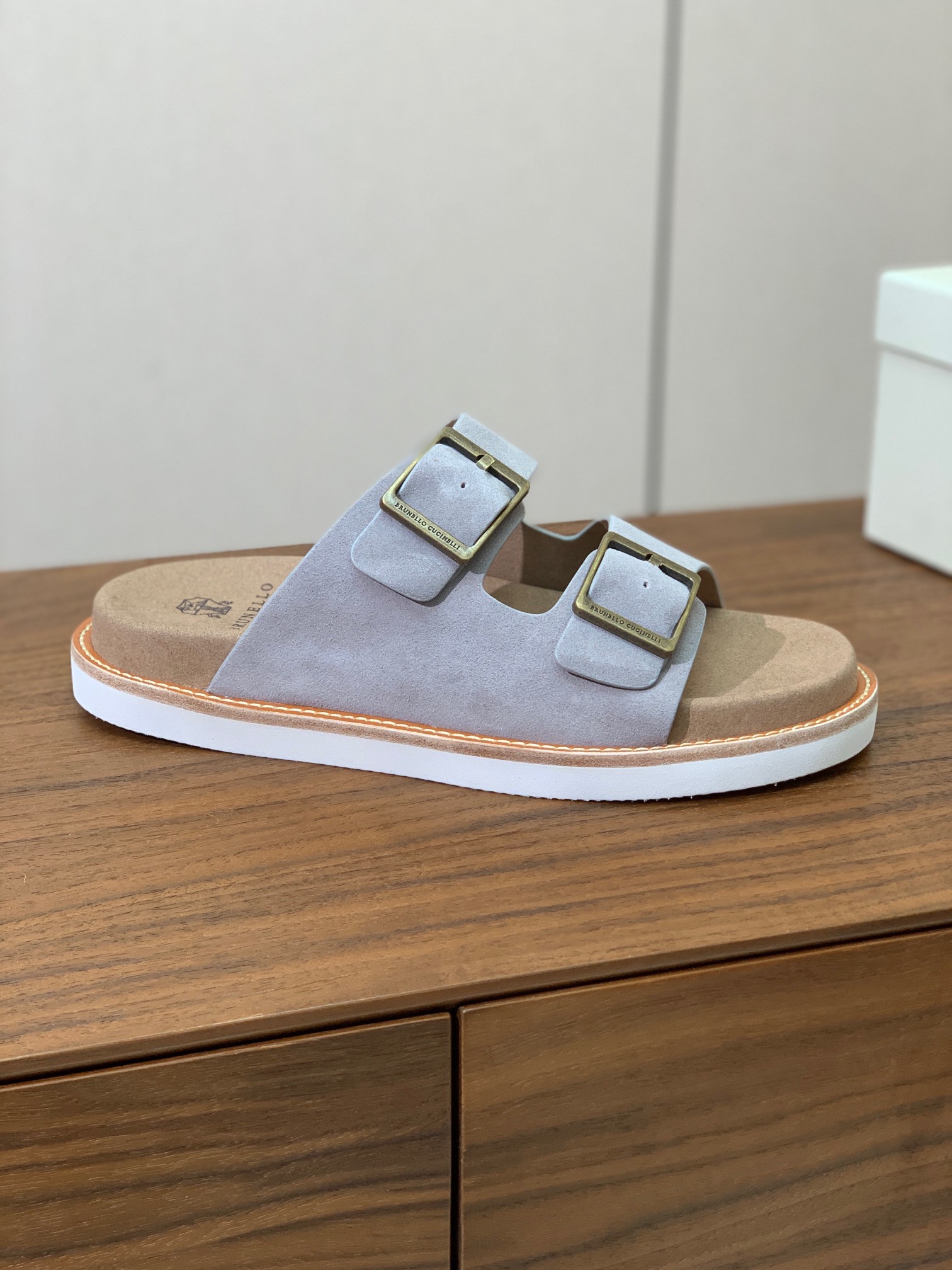 【BRUNELL* CUCINELL*】情侣款拖鞋。鞋面进口环保牛绒，定制橡胶大底。真皮沿条。
码数：女