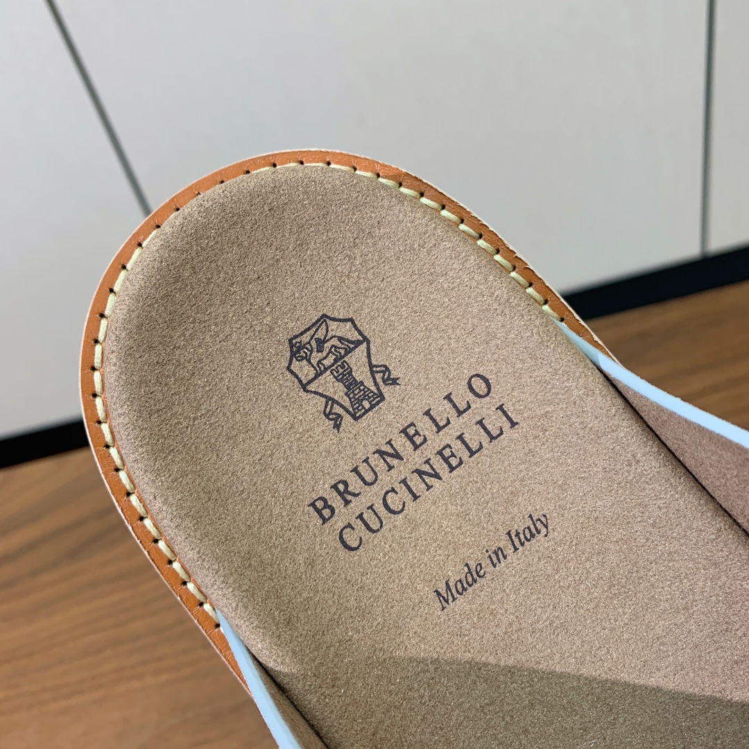 【BRUNELL* CUCINELL*】情侣款拖鞋。鞋面进口环保牛绒，定制橡胶大底。真皮沿条。
码数：女