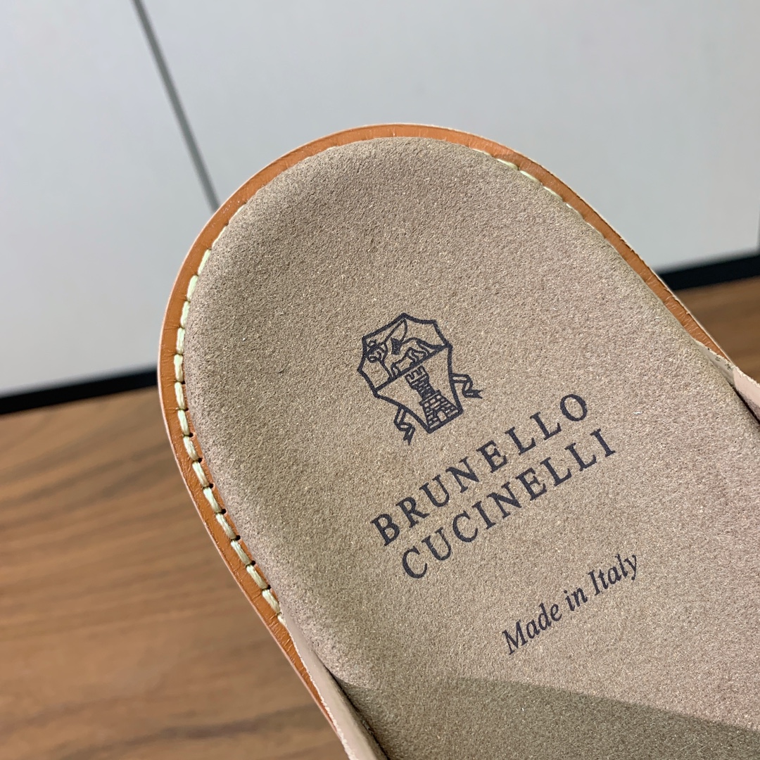 【BRUNELL* CUCINELL*】情侣款拖鞋。鞋面进口环保牛绒，定制橡胶大底。真皮沿条。
码数：女