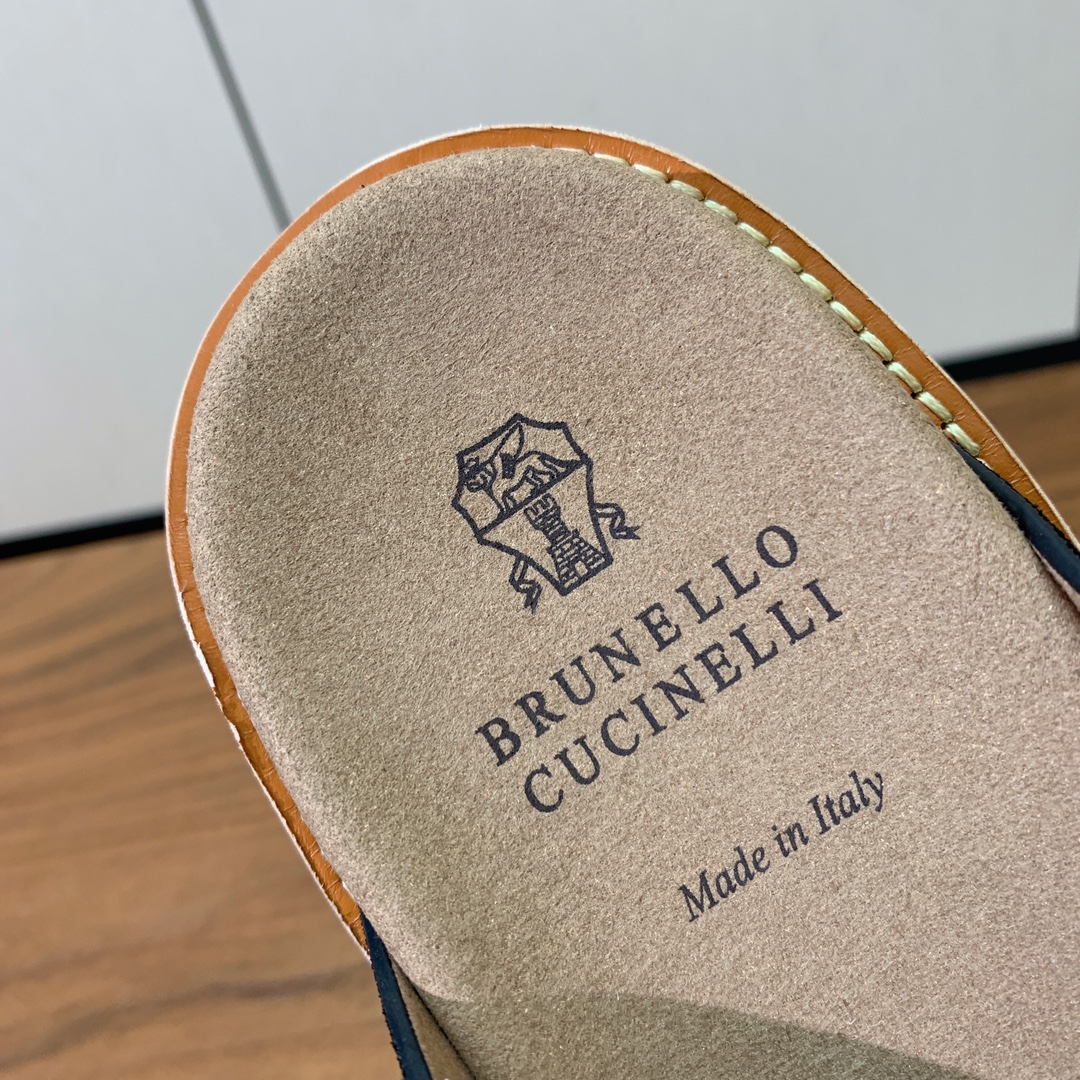【BRUNELL* CUCINELL*】情侣款拖鞋。鞋面进口环保牛绒，定制橡胶大底。真皮沿条。
码数：女