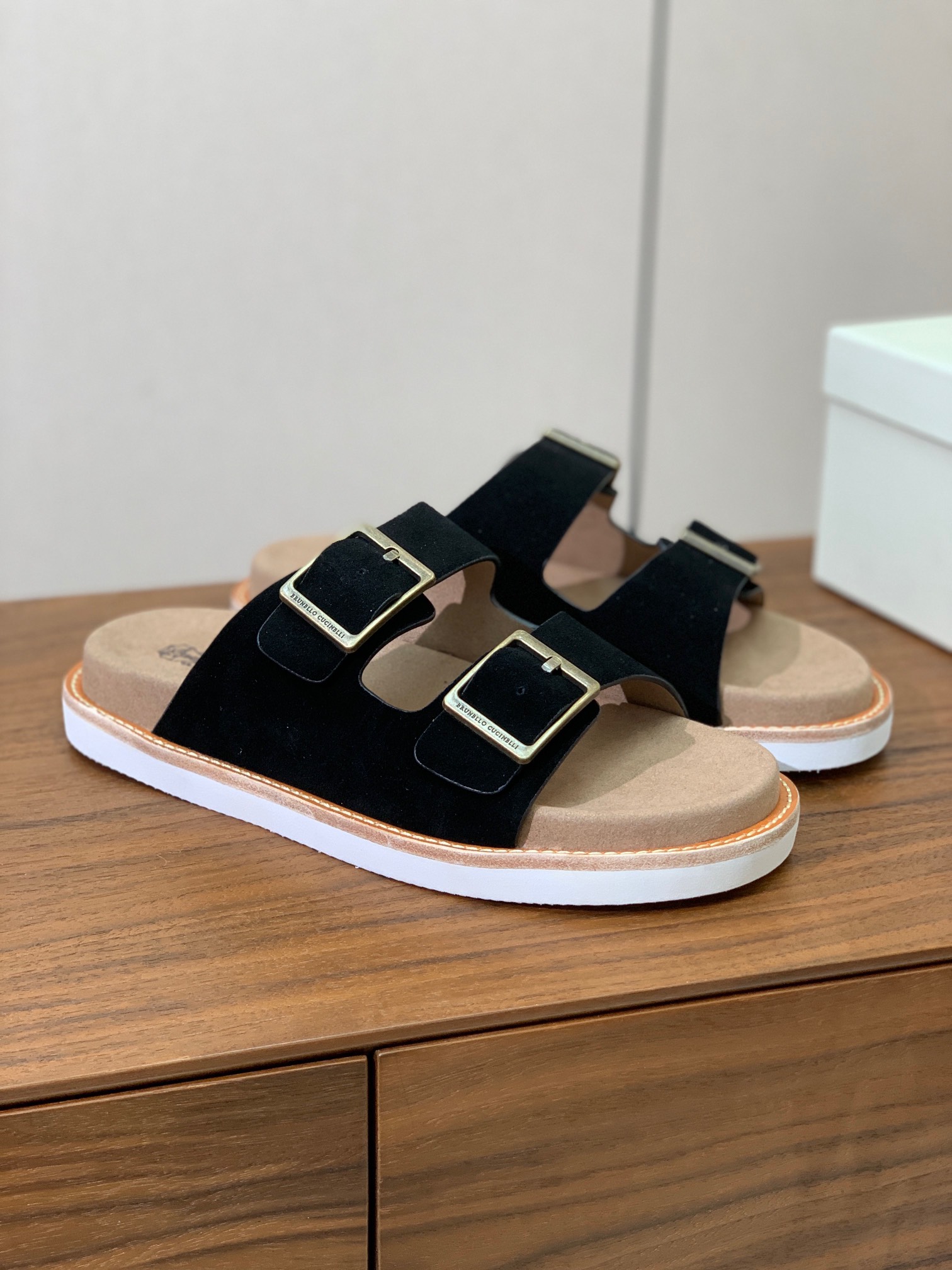 【BRUNELL* CUCINELL*】情侣款拖鞋。鞋面进口环保牛绒，定制橡胶大底。真皮沿条。
码数：女