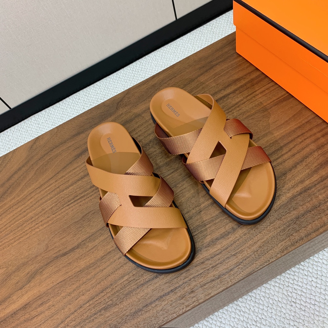 【Herm*s】高版本专柜大热情侣款。H家配货首选鞋履！是爱马仕经典款。每一季都会出很多颜色，绝对是最值