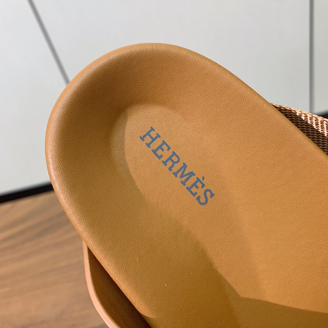 【Herm*s】高版本专柜大热情侣款。H家配货首选鞋履！是爱马仕经典款。每一季都会出很多颜色，绝对是最值