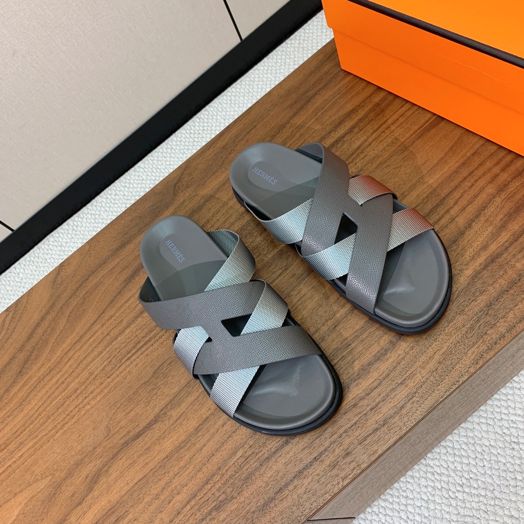 【Herm*s】高版本专柜大热情侣款。H家配货首选鞋履！是爱马仕经典款。每一季都会出很多颜色，绝对是最值