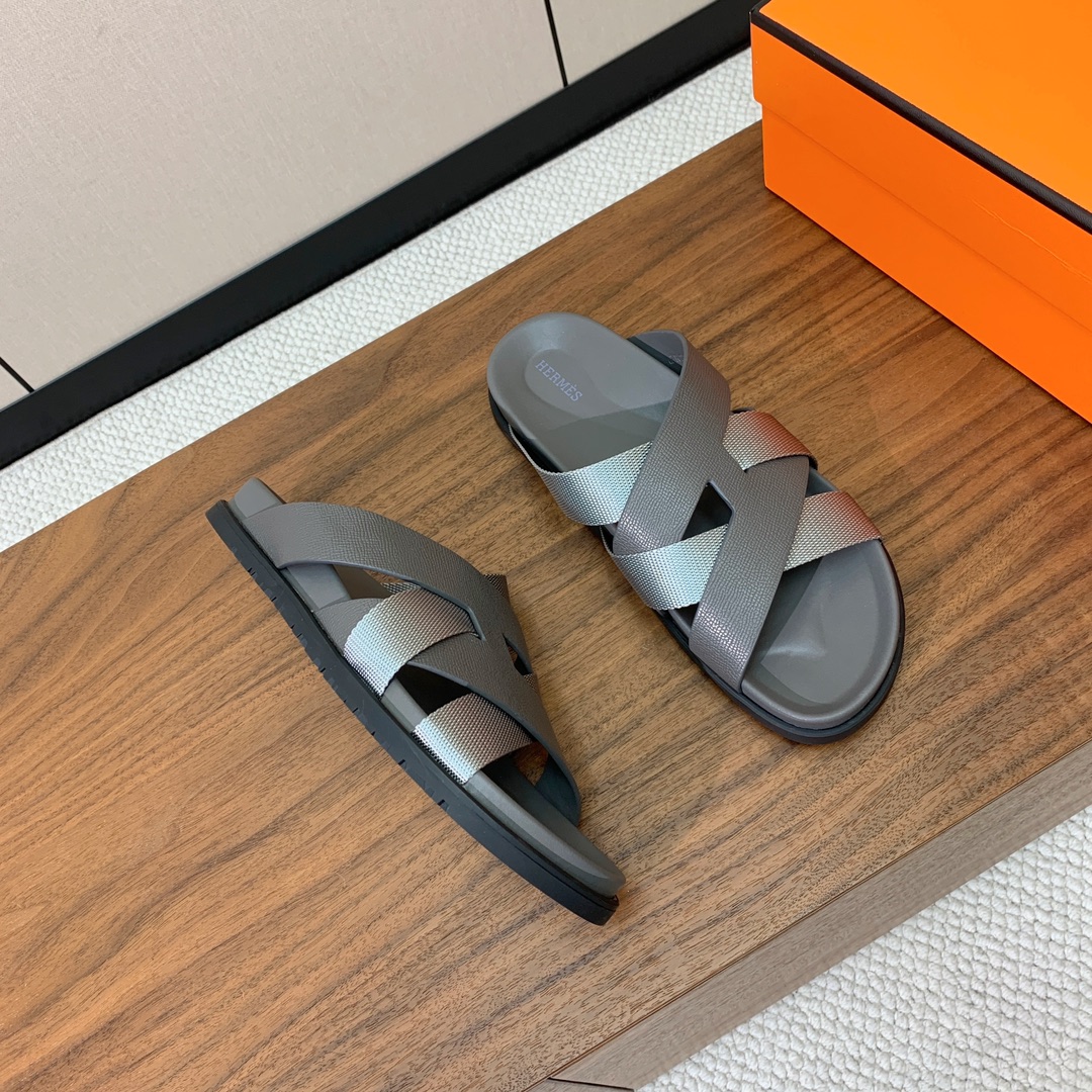 【Herm*s】高版本专柜大热情侣款。H家配货首选鞋履！是爱马仕经典款。每一季都会出很多颜色，绝对是最值