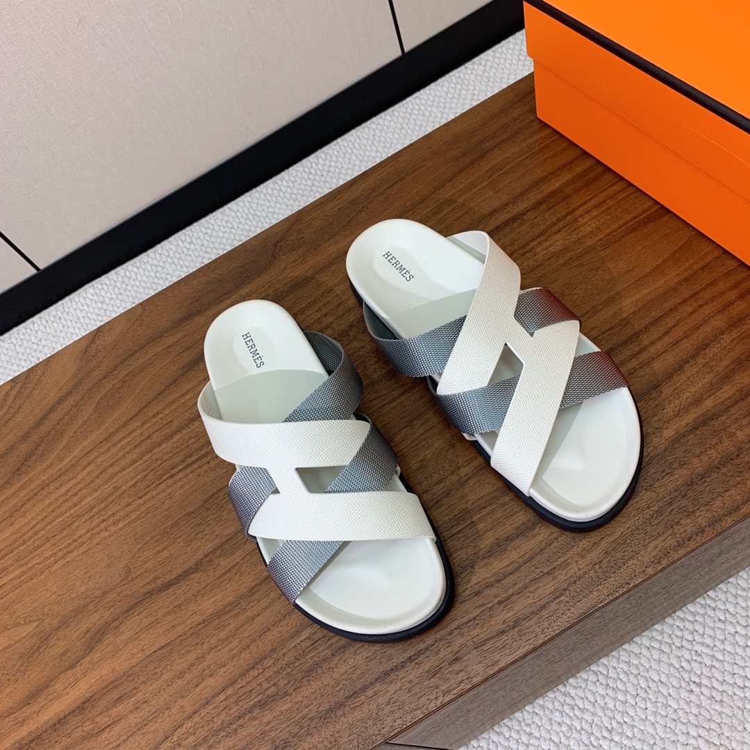 【Herm*s】高版本专柜大热情侣款。H家配货首选鞋履！是爱马仕经典款。每一季都会出很多颜色，绝对是最值