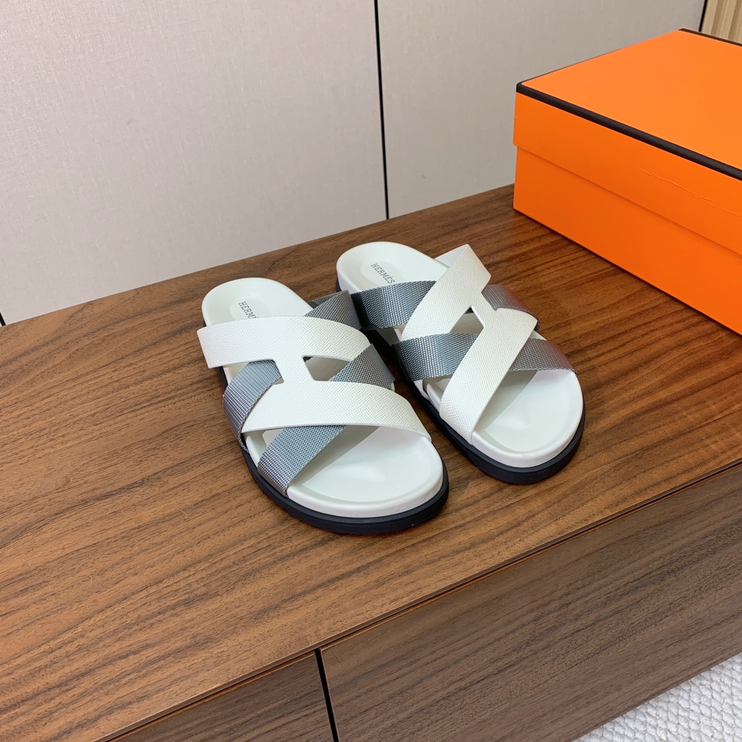 【Herm*s】高版本专柜大热情侣款。H家配货首选鞋履！是爱马仕经典款。每一季都会出很多颜色，绝对是最值