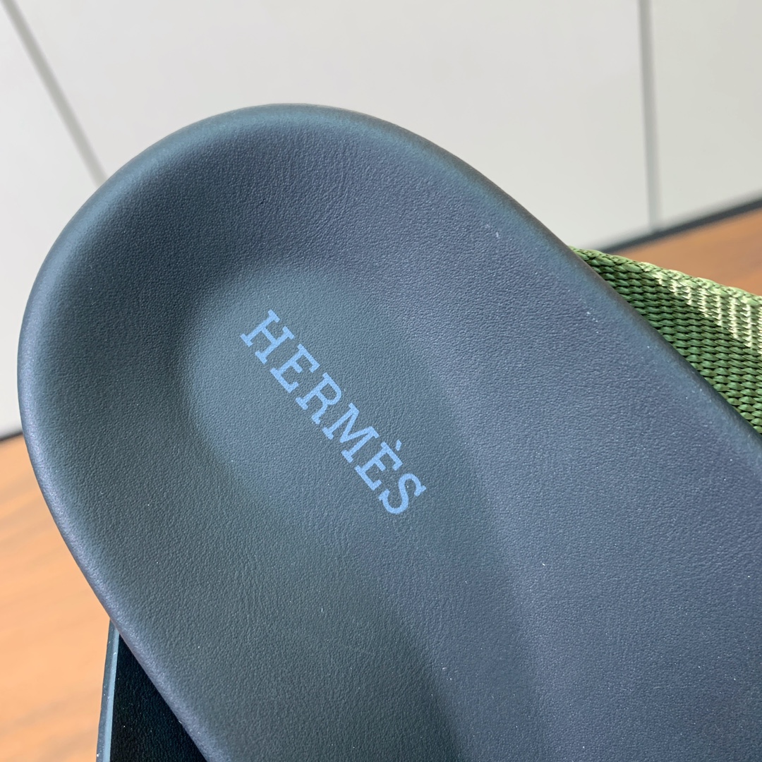 【Herm*s】高版本专柜大热情侣款。H家配货首选鞋履！是爱马仕经典款。每一季都会出很多颜色，绝对是最值