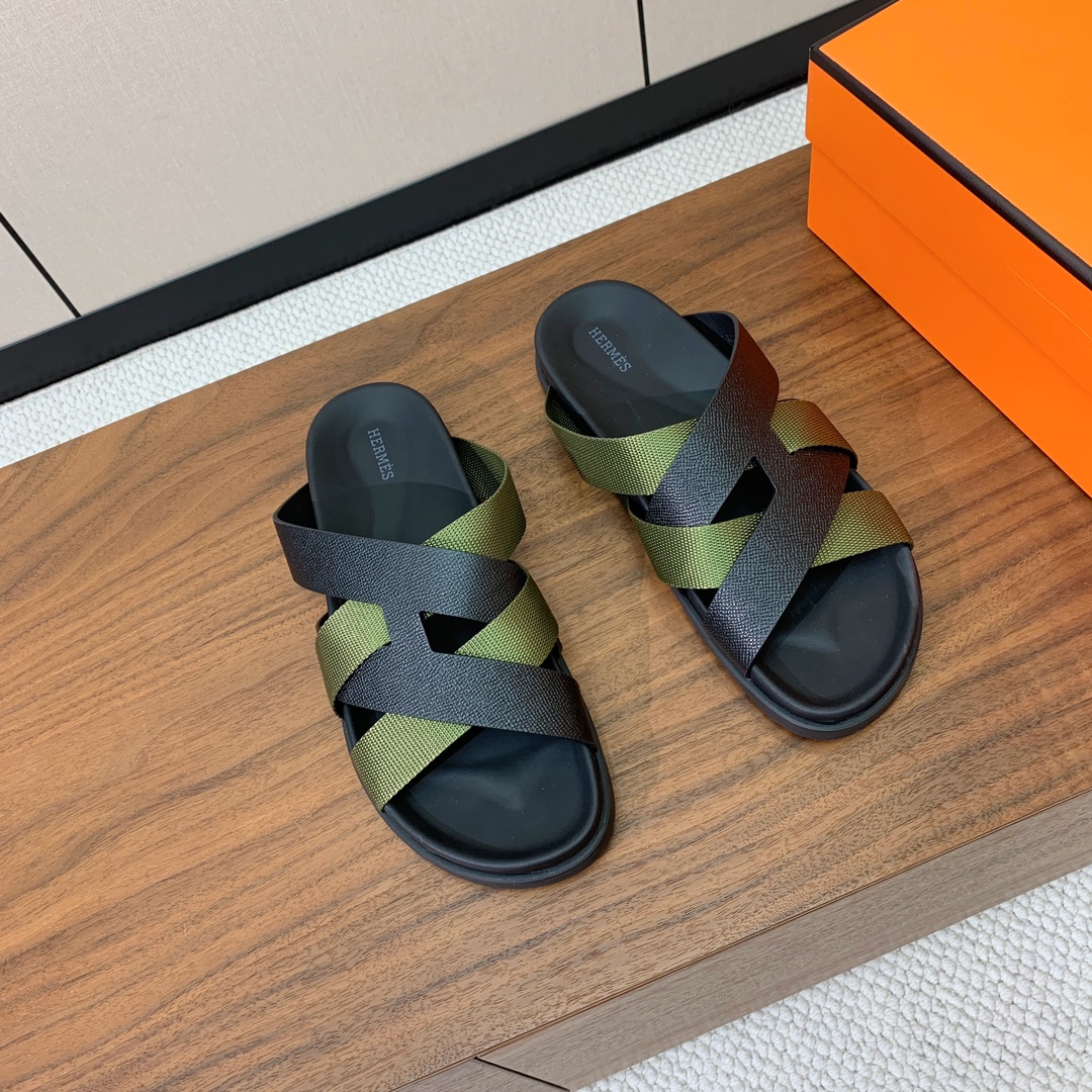 【Herm*s】高版本专柜大热情侣款。H家配货首选鞋履！是爱马仕经典款。每一季都会出很多颜色，绝对是最值