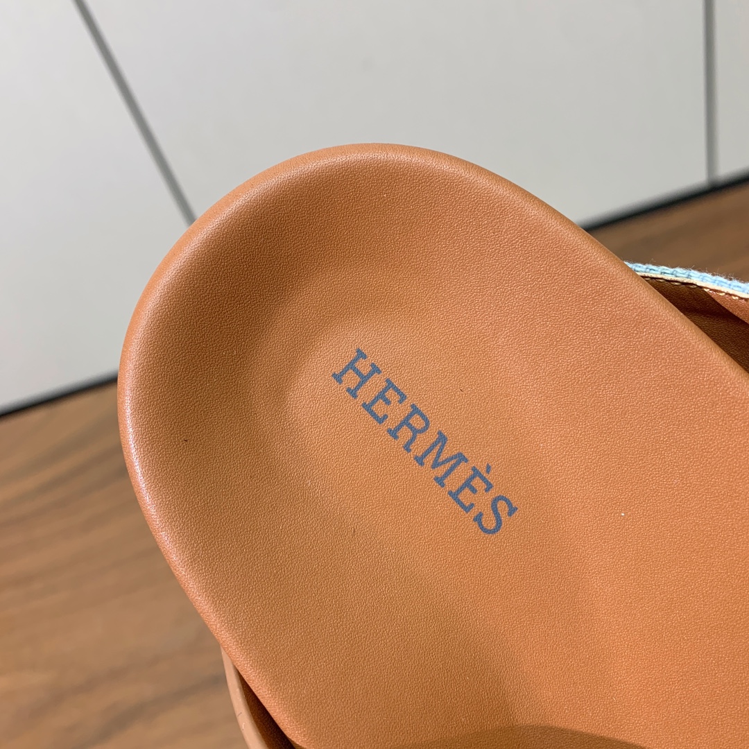 【Herm*s】高版本专柜大热情侣款。H家配货首选鞋履！是爱马仕经典款。每一季都会出很多颜色，绝对是最值