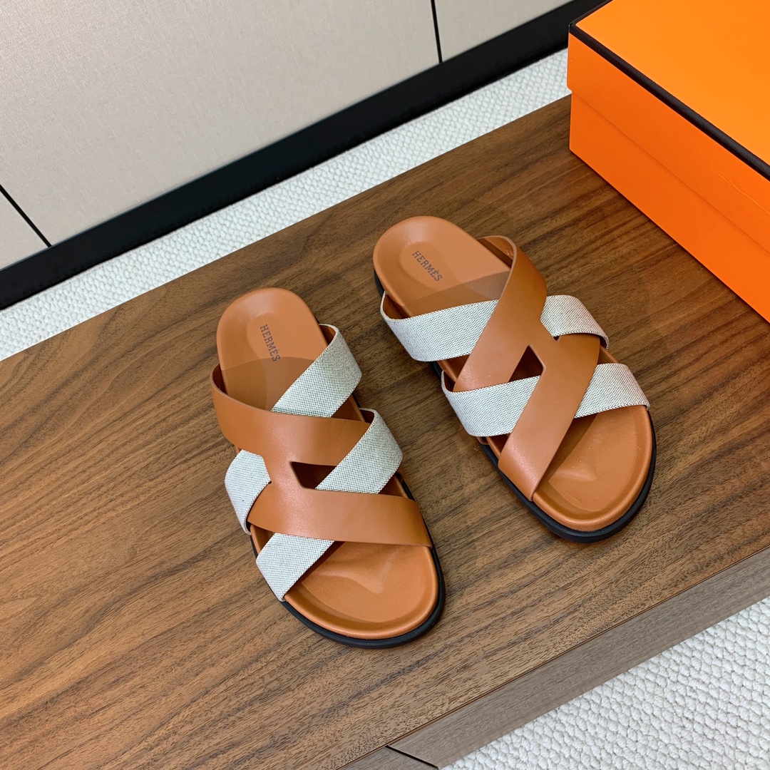 【Herm*s】高版本专柜大热情侣款。H家配货首选鞋履！是爱马仕经典款。每一季都会出很多颜色，绝对是最值