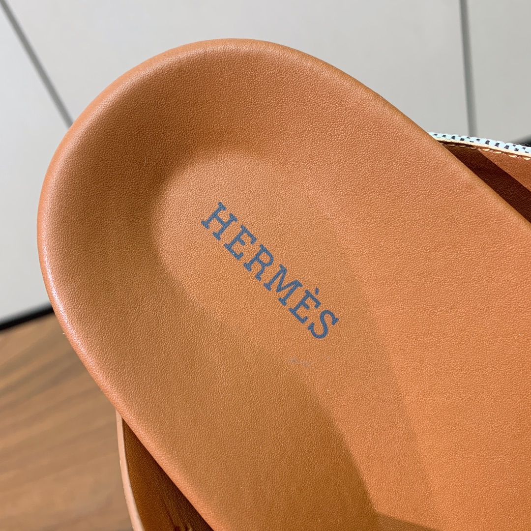 【Herm*s】高版本专柜大热情侣款。H家配货首选鞋履！是爱马仕经典款。每一季都会出很多颜色，绝对是最值