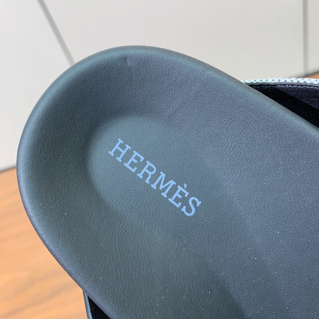 【Herm*s】高版本专柜大热情侣款。H家配货首选鞋履！是爱马仕经典款。每一季都会出很多颜色，绝对是最值