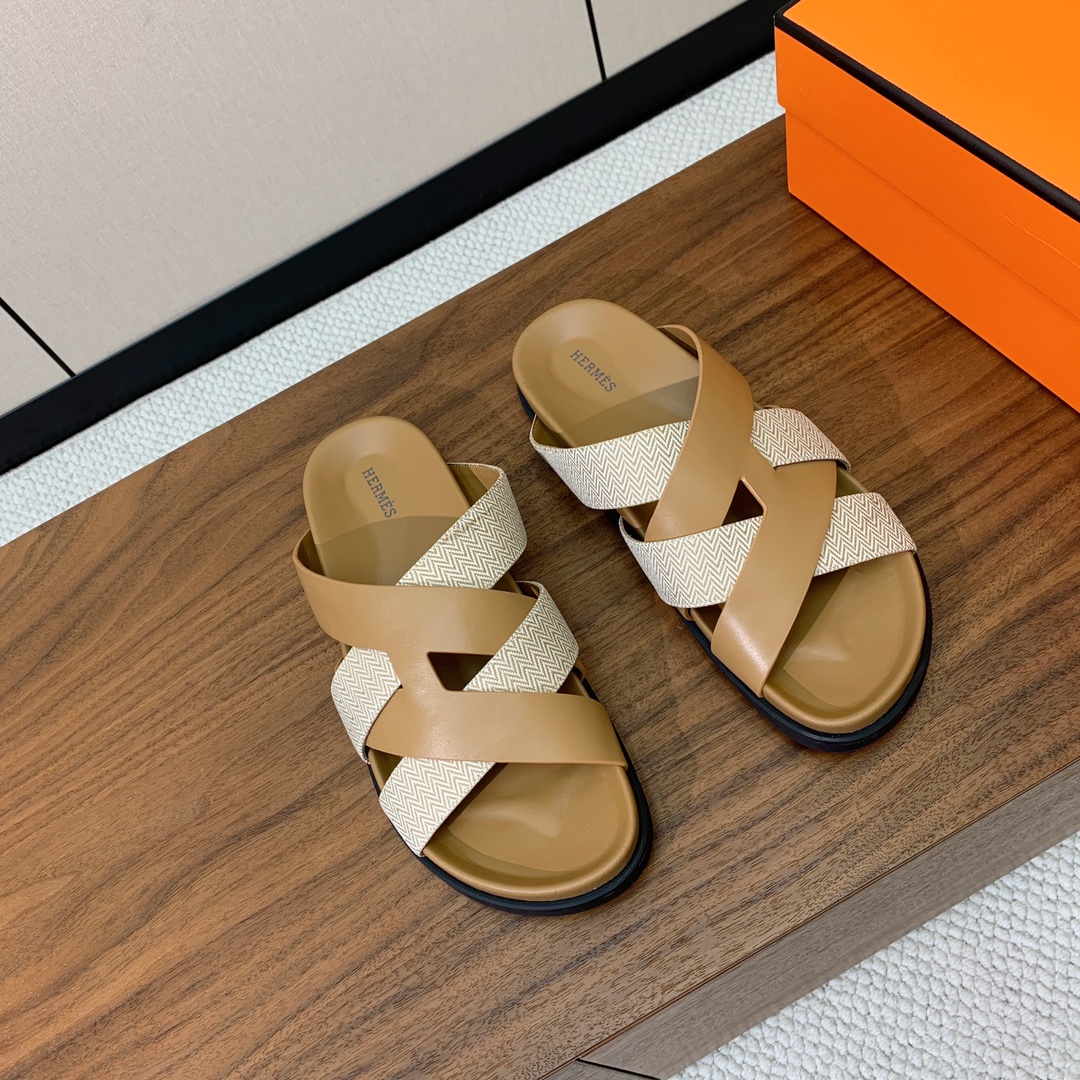 【Herm*s】高版本专柜大热情侣款。H家配货首选鞋履！是爱马仕经典款。每一季都会出很多颜色，绝对是最值