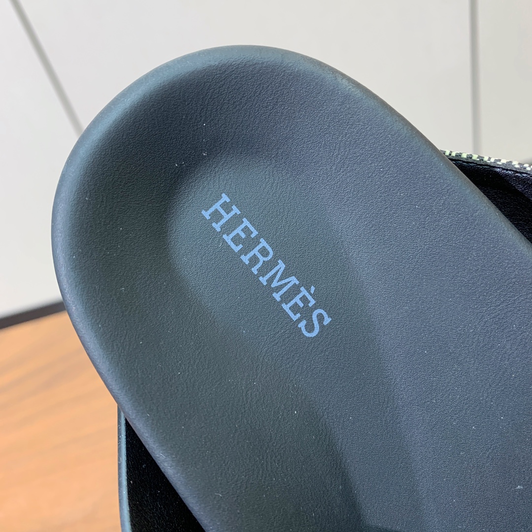 【Herm*s】高版本专柜大热情侣款。H家配货首选鞋履！是爱马仕经典款。每一季都会出很多颜色，绝对是最值