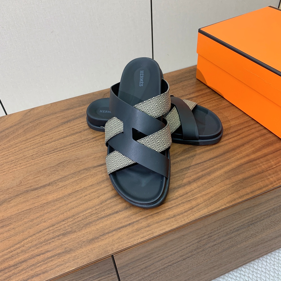 【Herm*s】高版本专柜大热情侣款。H家配货首选鞋履！是爱马仕经典款。每一季都会出很多颜色，绝对是最值
