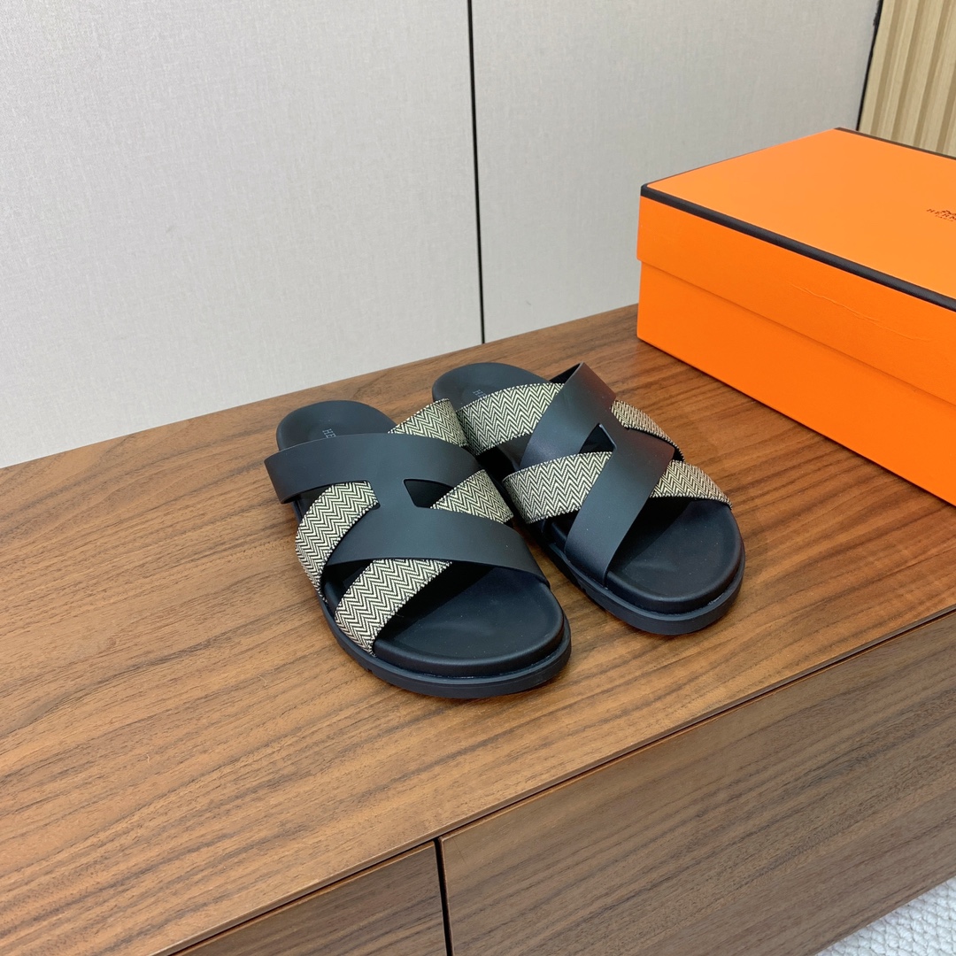 【Herm*s】高版本专柜大热情侣款。H家配货首选鞋履！是爱马仕经典款。每一季都会出很多颜色，绝对是最值