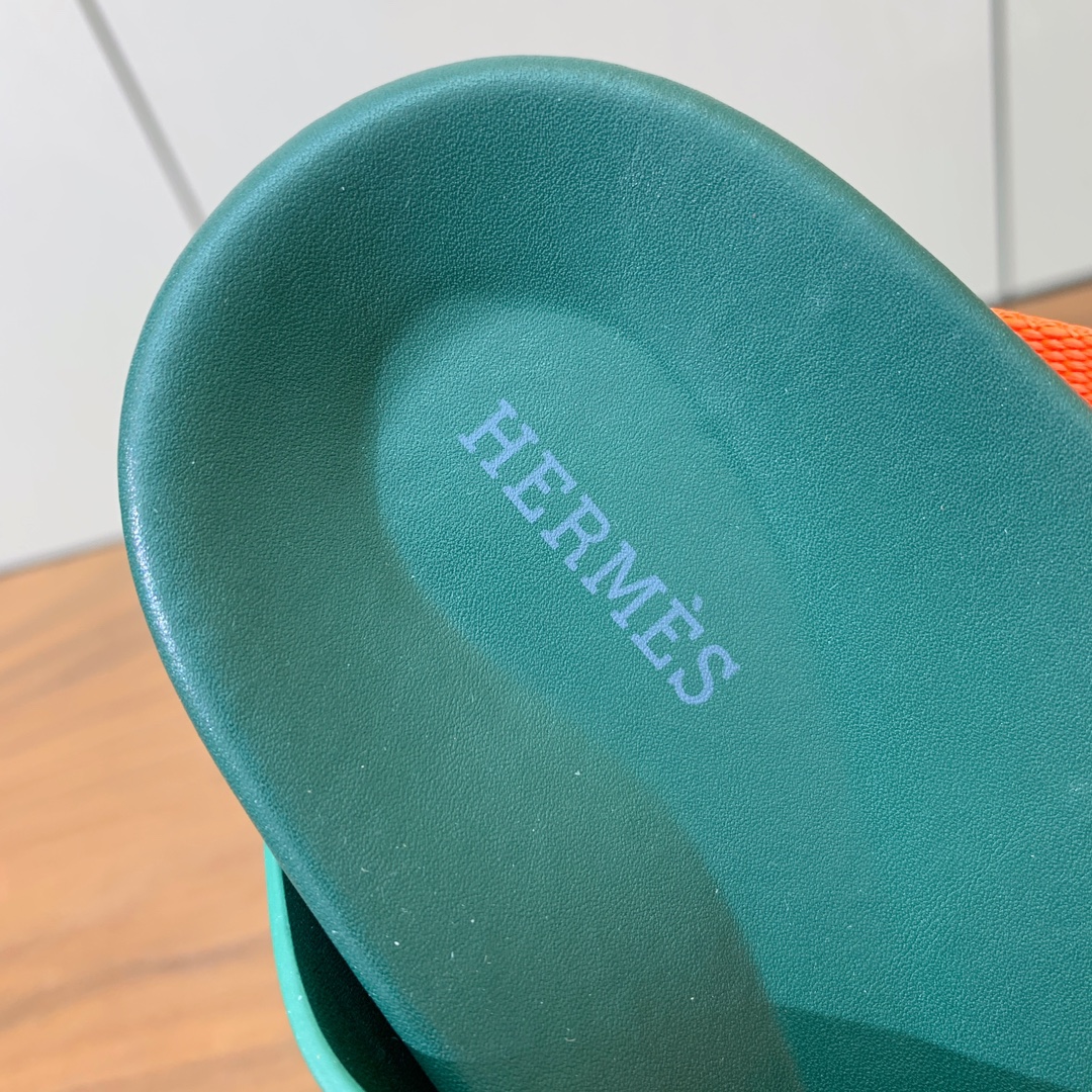 【Herm*s】高版本专柜大热情侣款。H家配货首选鞋履！是爱马仕经典款。每一季都会出很多颜色，绝对是最值
