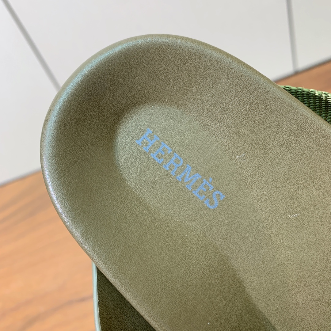 【Herm*s】高版本专柜大热情侣款。H家配货首选鞋履！是爱马仕经典款。每一季都会出很多颜色，绝对是最值