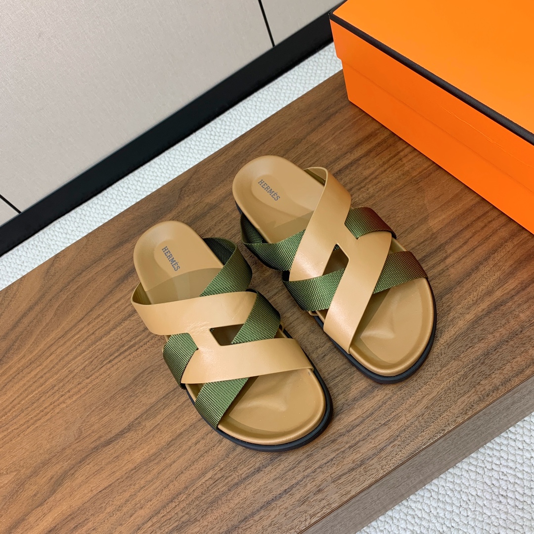 【Herm*s】高版本专柜大热情侣款。H家配货首选鞋履！是爱马仕经典款。每一季都会出很多颜色，绝对是最值