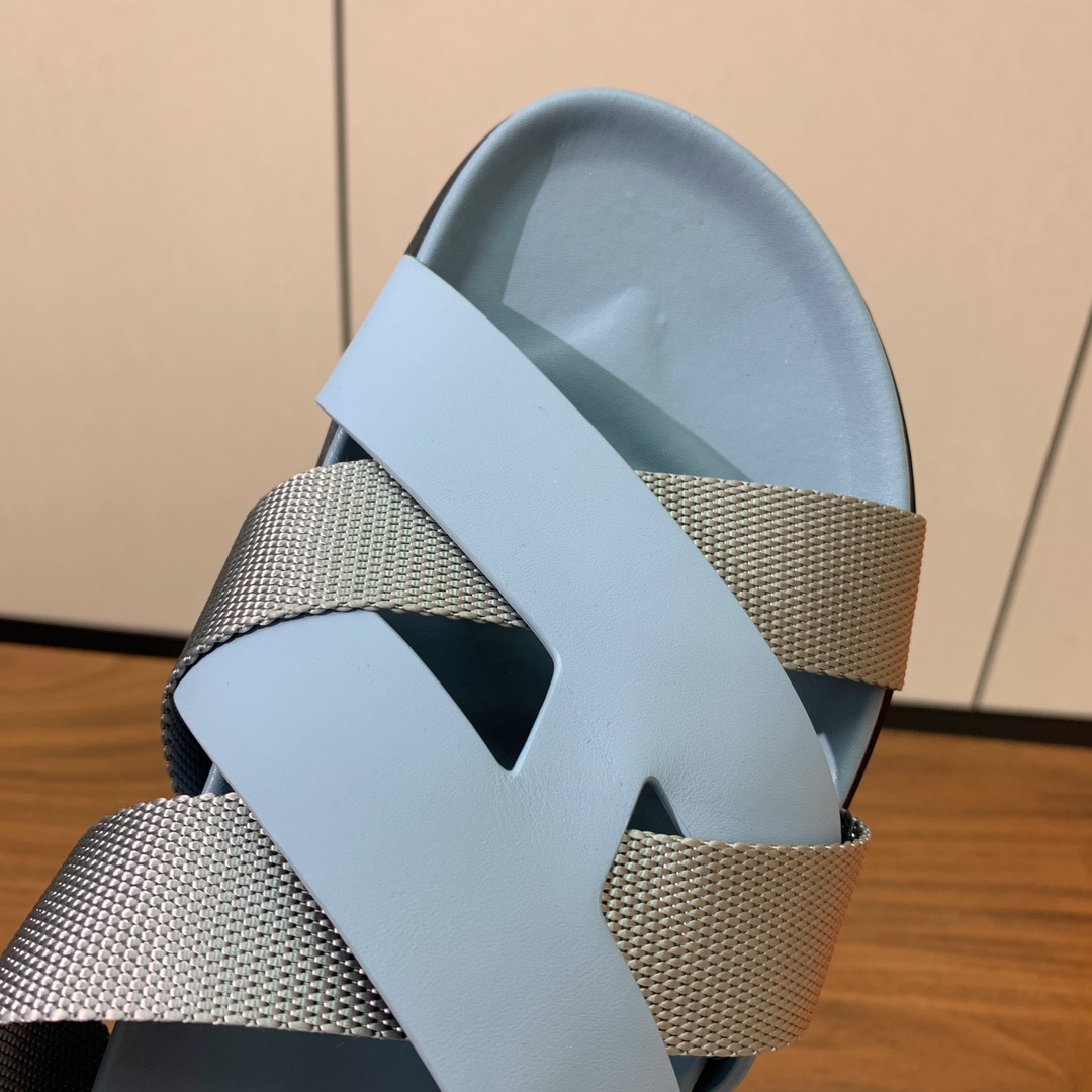 【Herm*s】高版本专柜大热情侣款。H家配货首选鞋履！是爱马仕经典款。每一季都会出很多颜色，绝对是最值