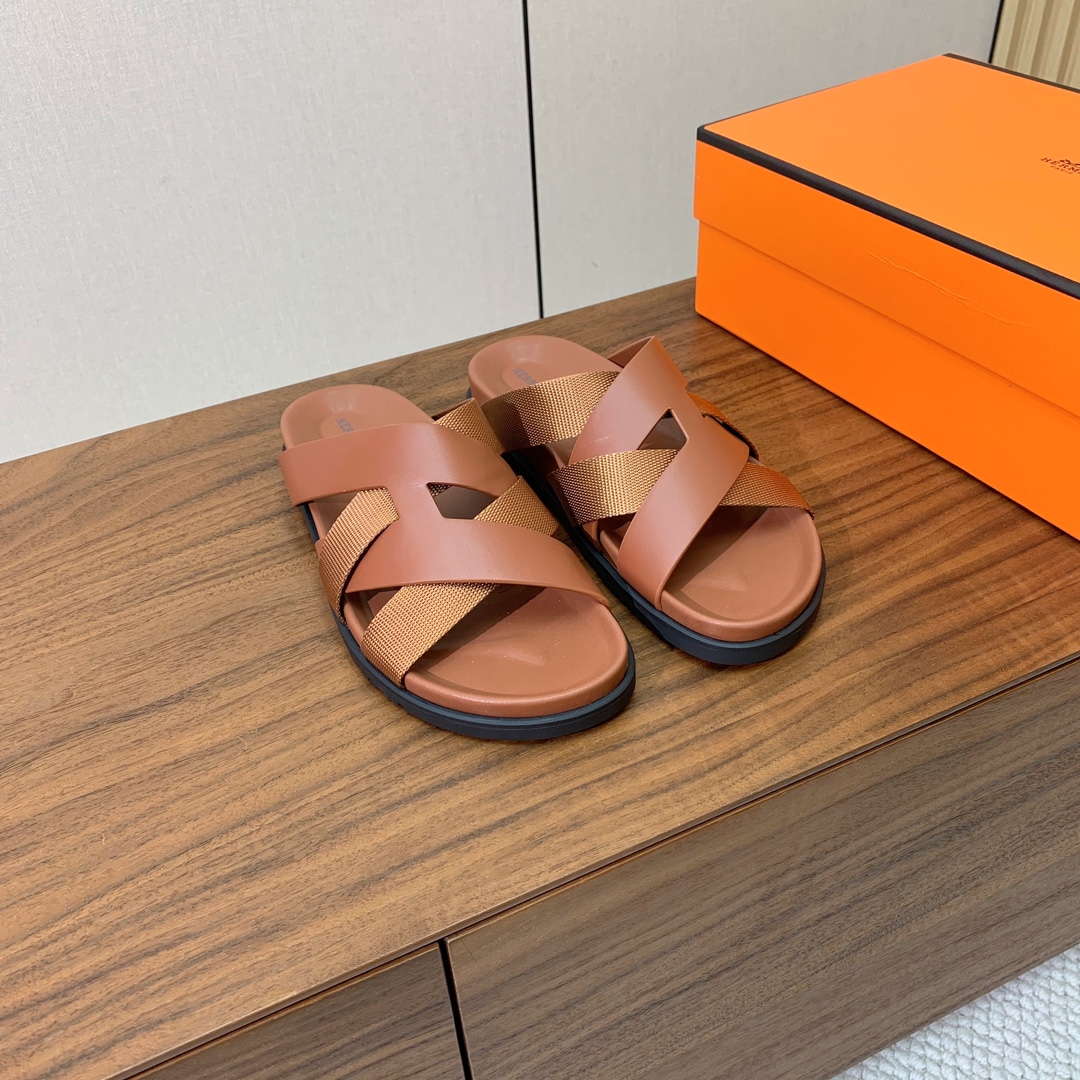 【Herm*s】高版本专柜大热情侣款。H家配货首选鞋履！是爱马仕经典款。每一季都会出很多颜色，绝对是最值