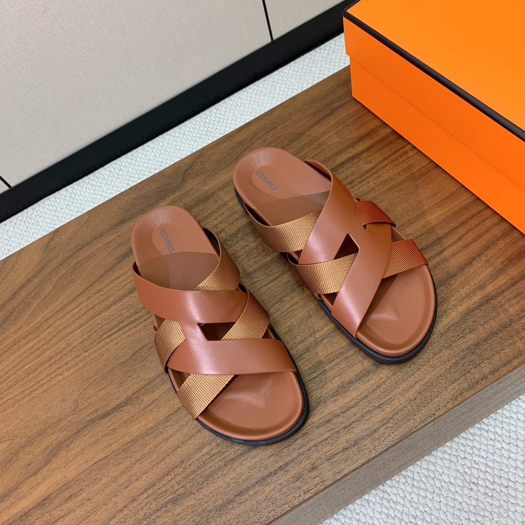 【Herm*s】高版本专柜大热情侣款。H家配货首选鞋履！是爱马仕经典款。每一季都会出很多颜色，绝对是最值