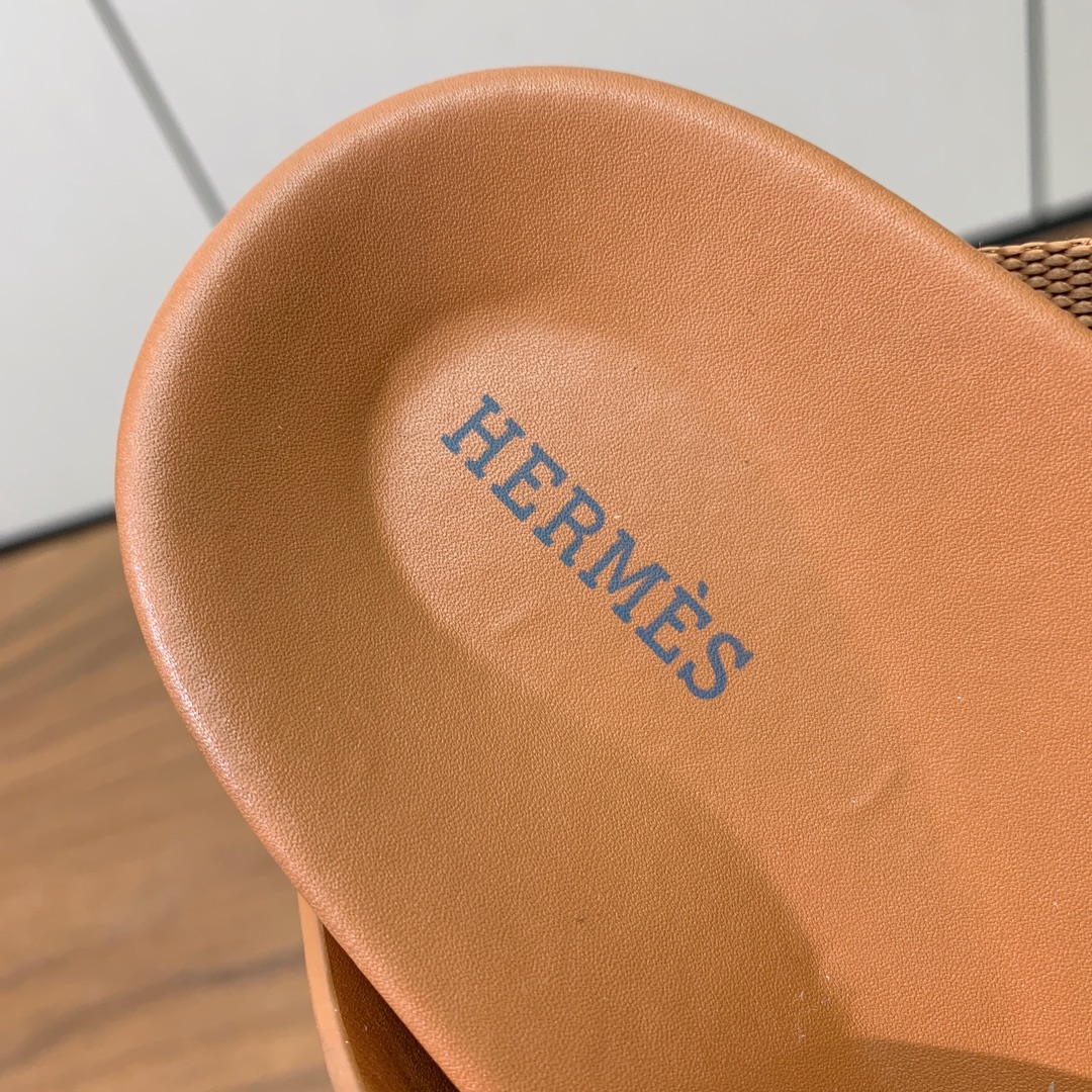 【Herm*s】高版本专柜大热情侣款。H家配货首选鞋履！是爱马仕经典款。每一季都会出很多颜色，绝对是最值