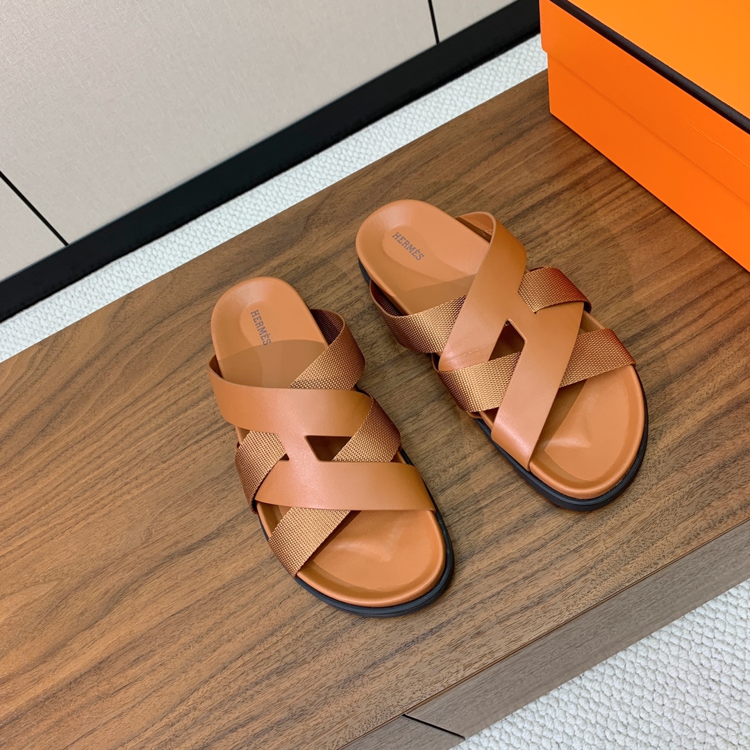 【Herm*s】高版本专柜大热情侣款。H家配货首选鞋履！是爱马仕经典款。每一季都会出很多颜色，绝对是最值
