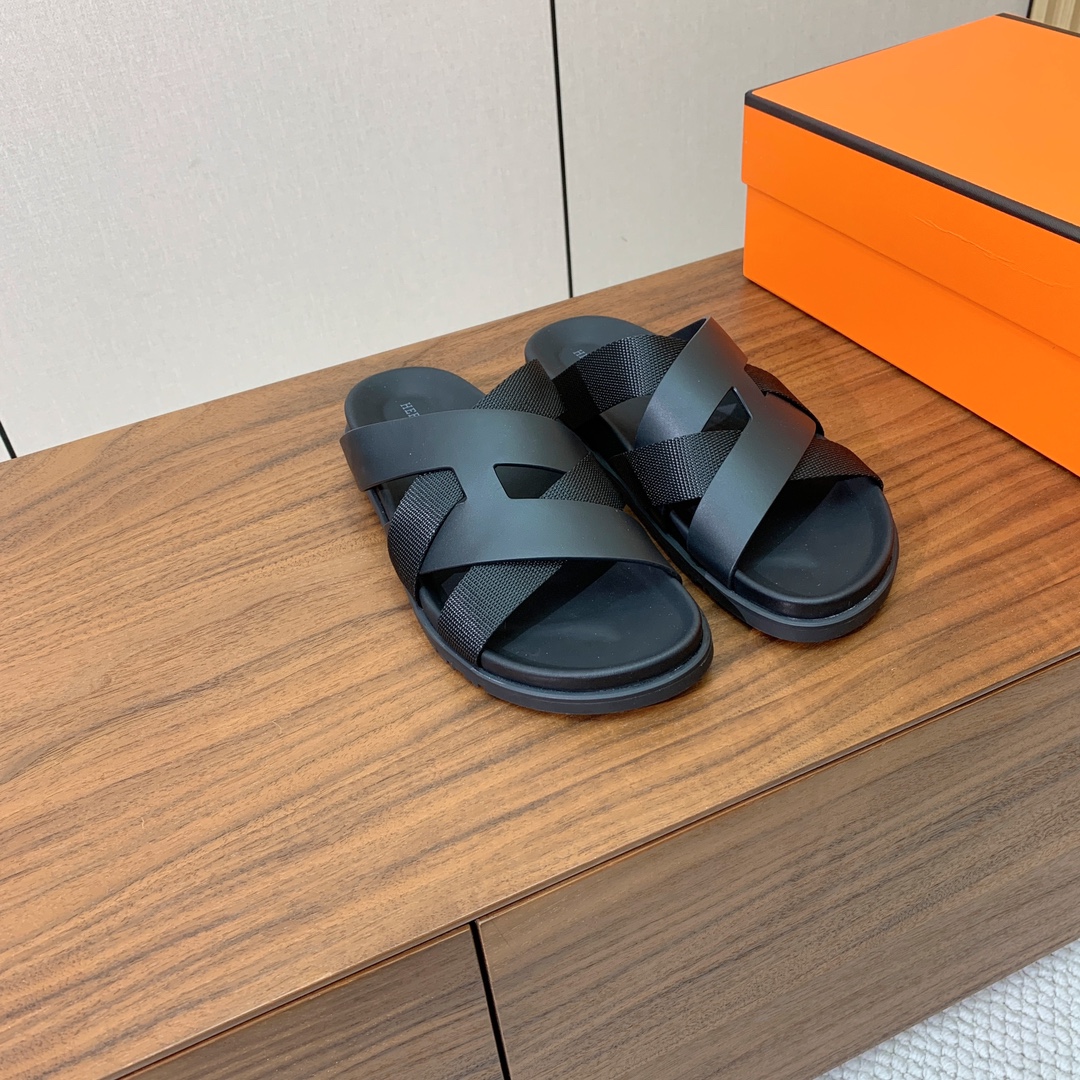 【Herm*s】高版本专柜大热情侣款。H家配货首选鞋履！是爱马仕经典款。每一季都会出很多颜色，绝对是最值