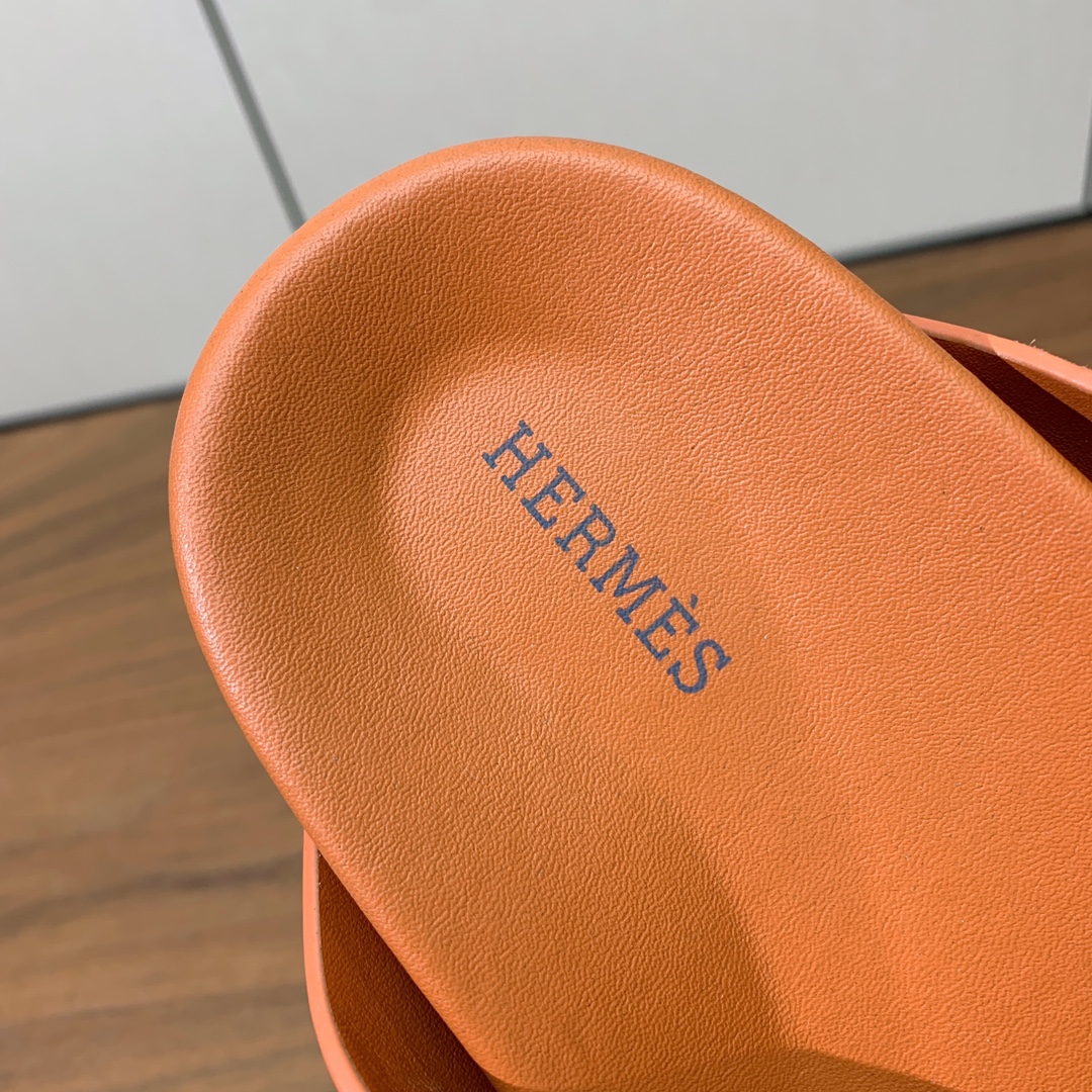 【Herm*s】高版本专柜大热情侣款。H家配货首选鞋履！是爱马仕经典款。每一季都会出很多颜色，绝对是最值