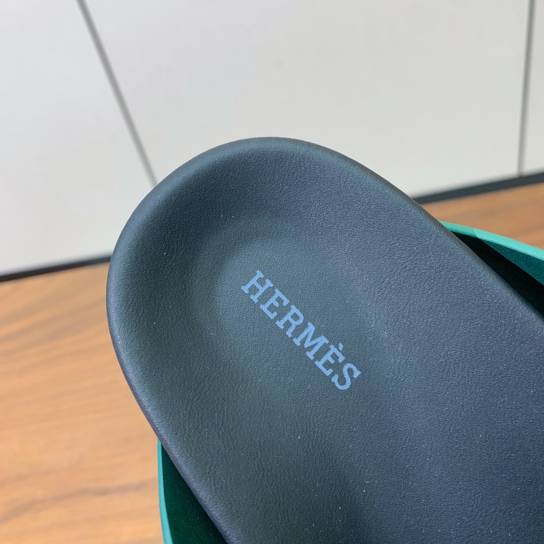 【Herm*s】高版本专柜大热情侣款。H家配货首选鞋履！是爱马仕经典款。每一季都会出很多颜色，绝对是最值