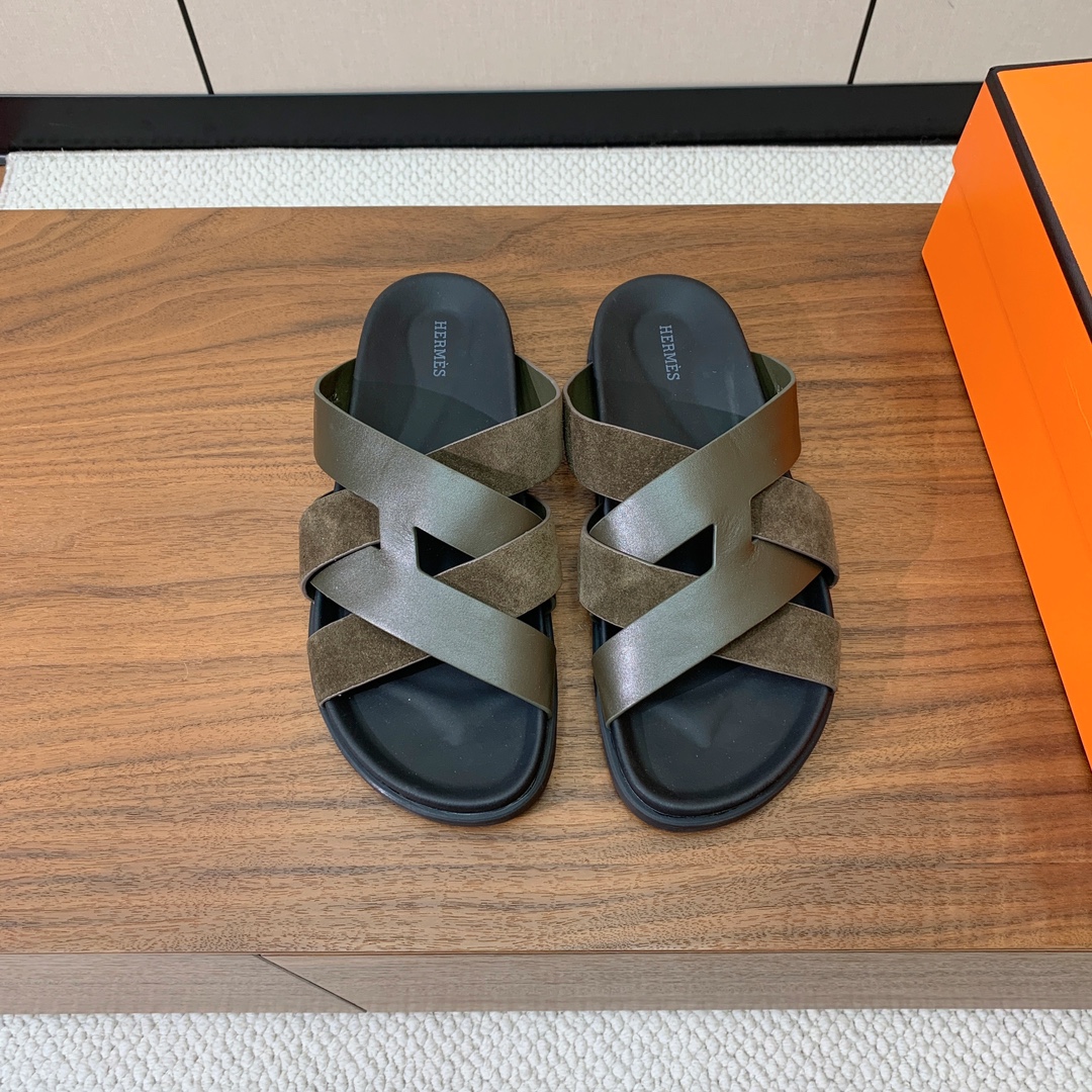 【Herm*s】高版本专柜大热情侣款。H家配货首选鞋履！是爱马仕经典款。每一季都会出很多颜色，绝对是最值