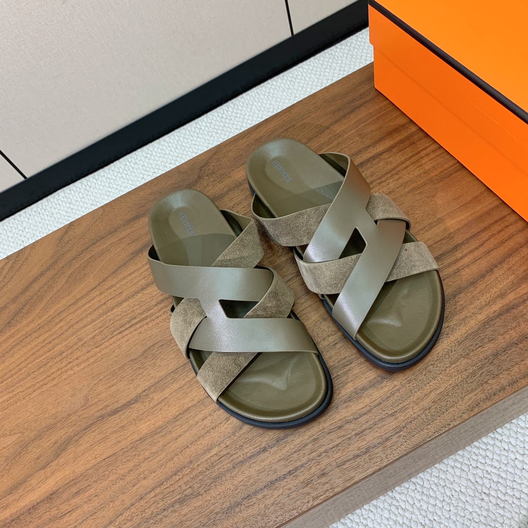 【Herm*s】高版本专柜大热情侣款。H家配货首选鞋履！是爱马仕经典款。每一季都会出很多颜色，绝对是最值