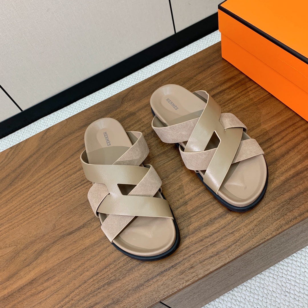 【Herm*s】高版本专柜大热情侣款。H家配货首选鞋履！是爱马仕经典款。每一季都会出很多颜色，绝对是最值