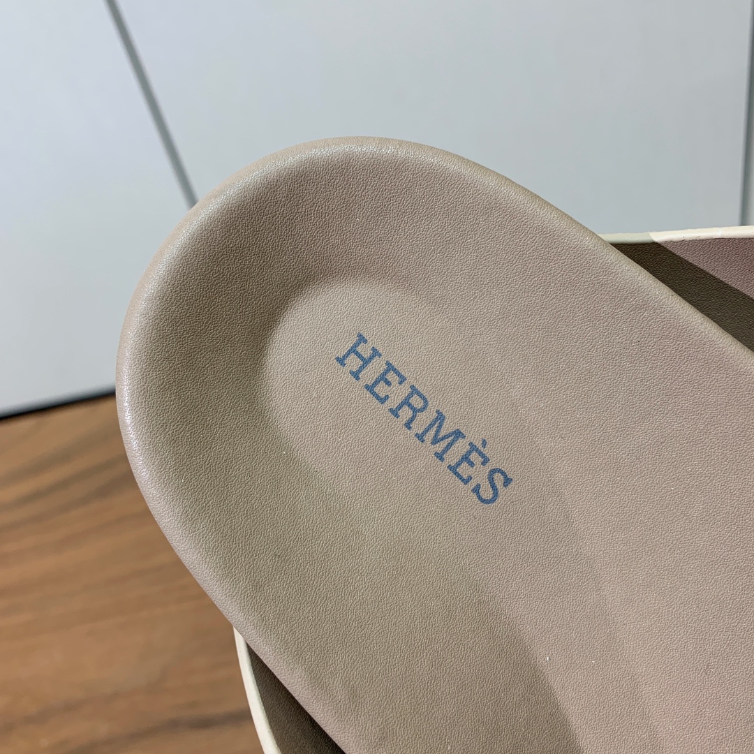 【Herm*s】高版本专柜大热情侣款。H家配货首选鞋履！是爱马仕经典款。每一季都会出很多颜色，绝对是最值