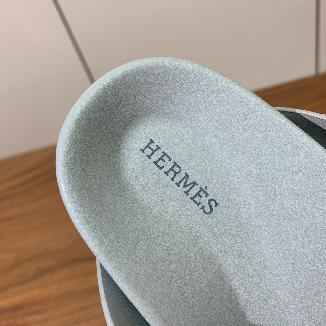 【Herm*s】高版本专柜大热情侣款。H家配货首选鞋履！是爱马仕经典款。每一季都会出很多颜色，绝对是最值