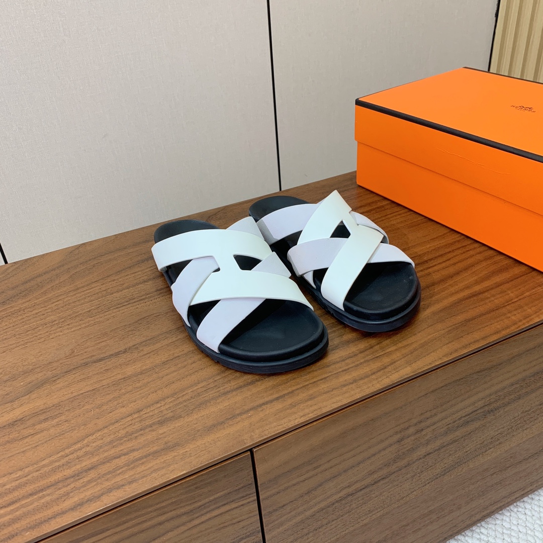 【Herm*s】高版本专柜大热情侣款。H家配货首选鞋履！是爱马仕经典款。每一季都会出很多颜色，绝对是最值