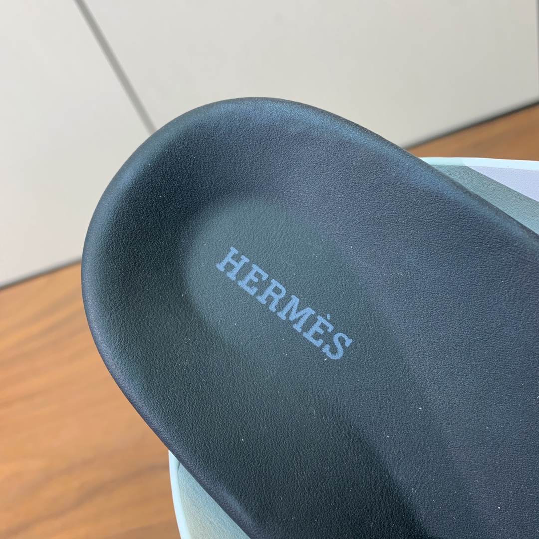 【Herm*s】高版本专柜大热情侣款。H家配货首选鞋履！是爱马仕经典款。每一季都会出很多颜色，绝对是最值