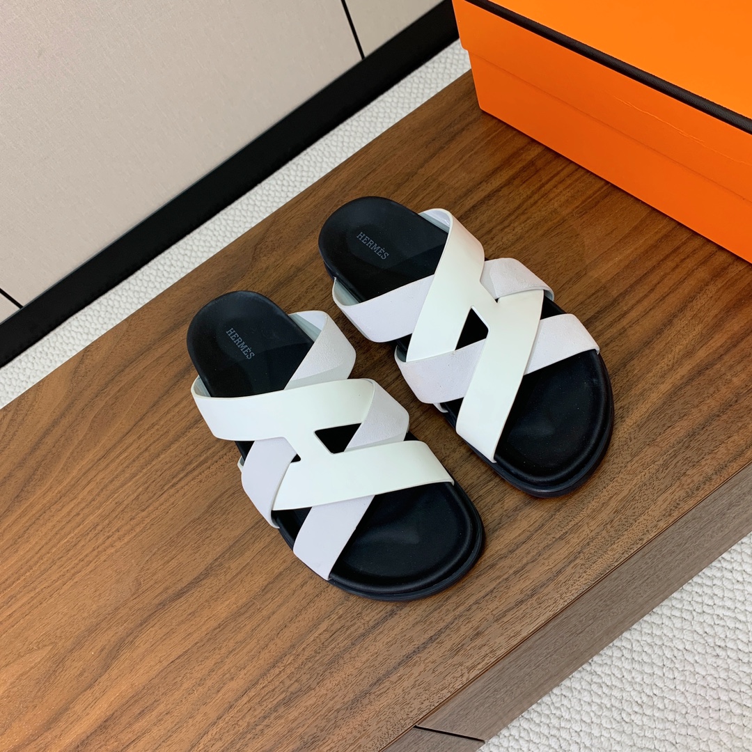 【Herm*s】高版本专柜大热情侣款。H家配货首选鞋履！是爱马仕经典款。每一季都会出很多颜色，绝对是最值