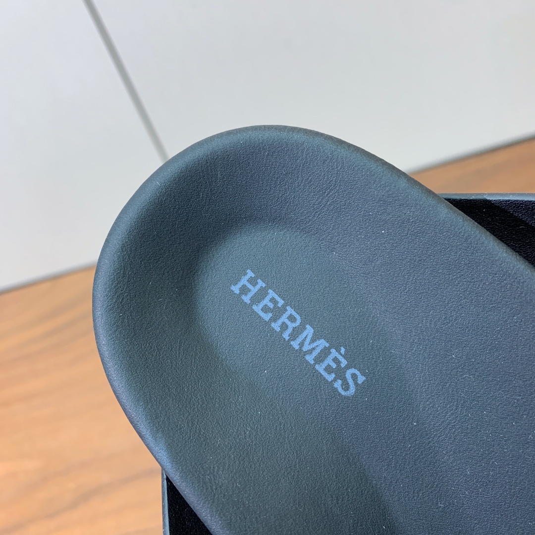 【Herm*s】高版本专柜大热情侣款。H家配货首选鞋履！是爱马仕经典款。每一季都会出很多颜色，绝对是最值