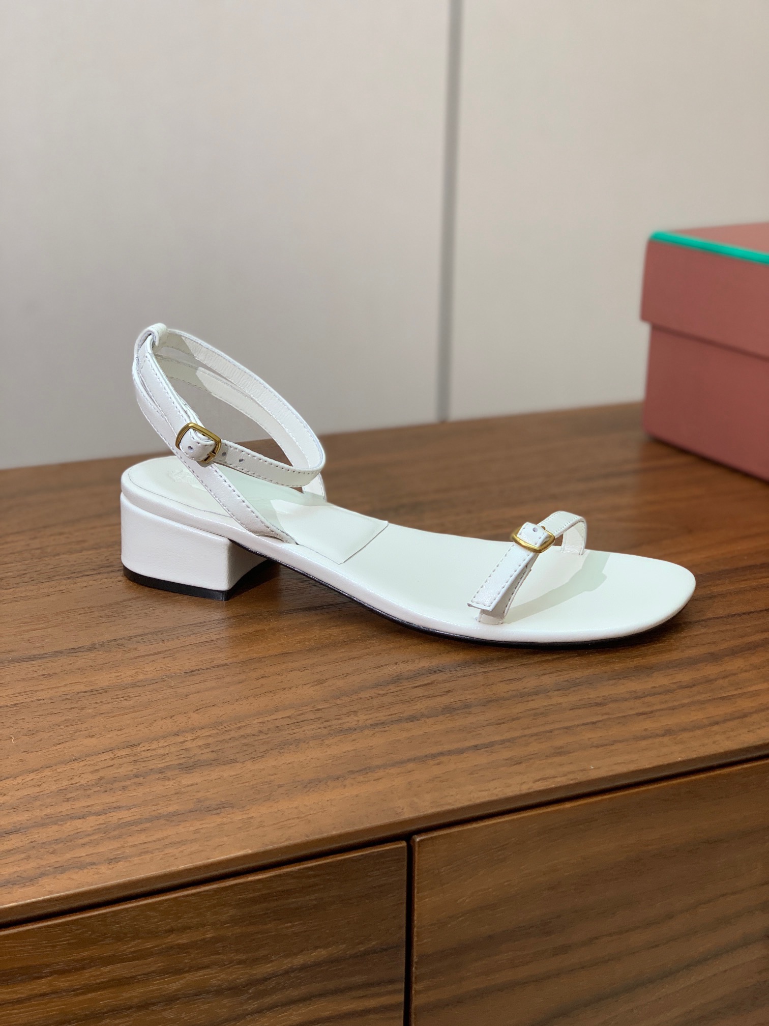 【Loro Piana】新款凉鞋。极简主义风格。属于非常耐看的款式！鞋面羊皮。进口真皮大底。定制五金扣。