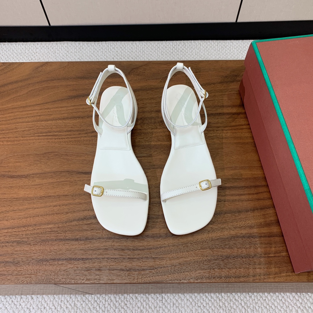 【Loro Piana】新款凉鞋。极简主义风格。属于非常耐看的款式！鞋面羊皮。进口真皮大底。定制五金扣。