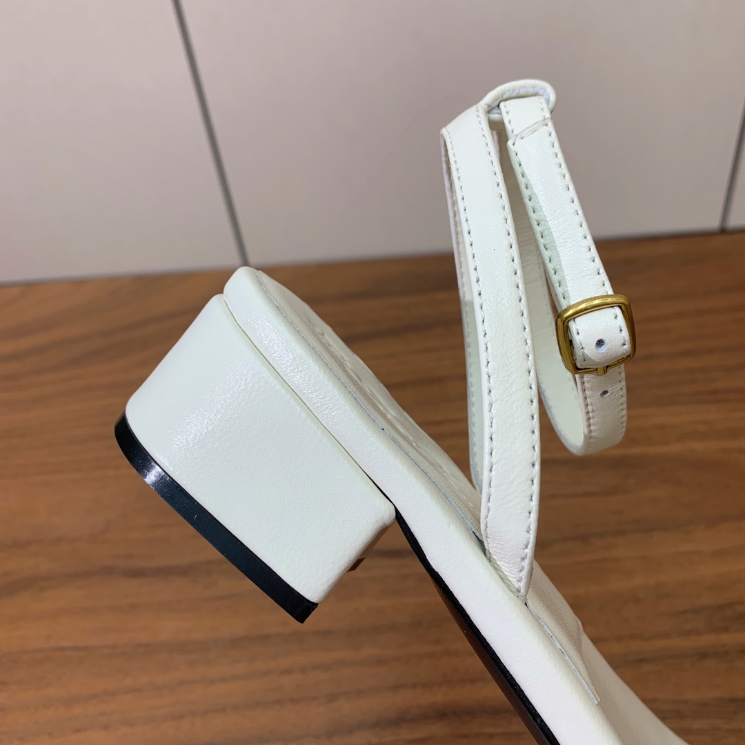 【Loro Piana】新款凉鞋。极简主义风格。属于非常耐看的款式！鞋面羊皮。进口真皮大底。定制五金扣。