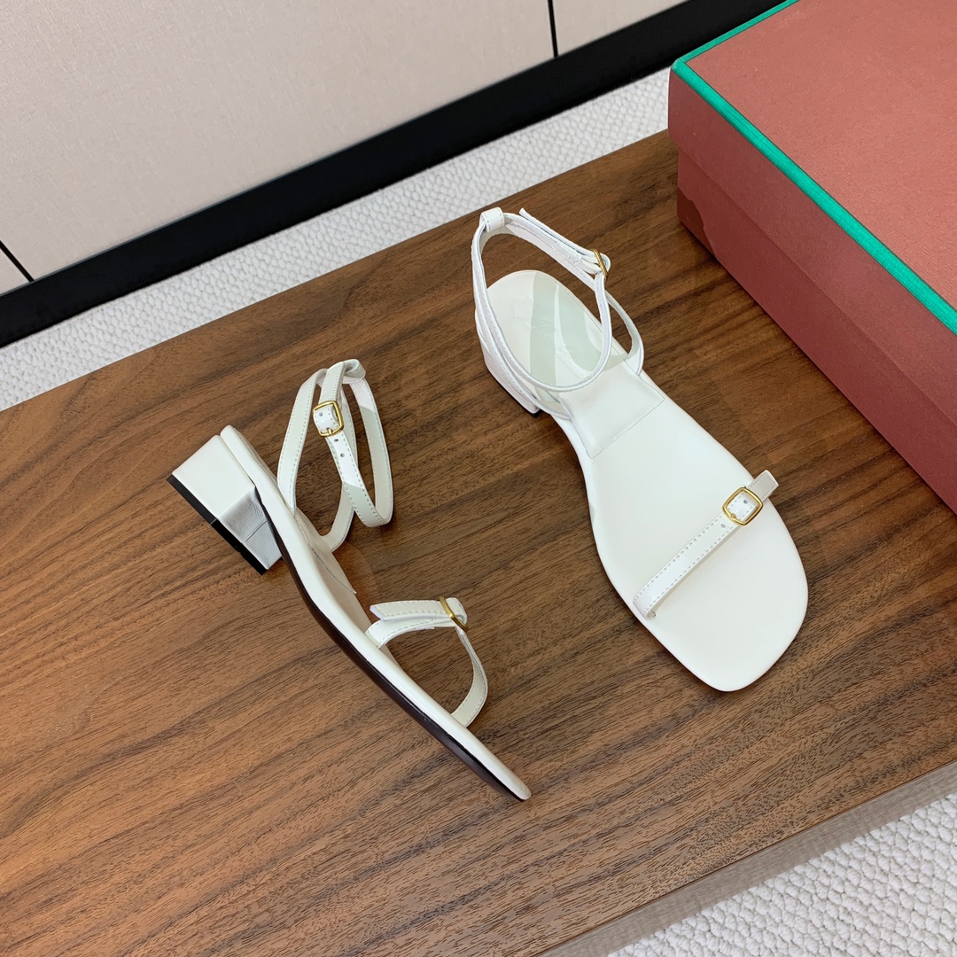 【Loro Piana】新款凉鞋。极简主义风格。属于非常耐看的款式！鞋面羊皮。进口真皮大底。定制五金扣。