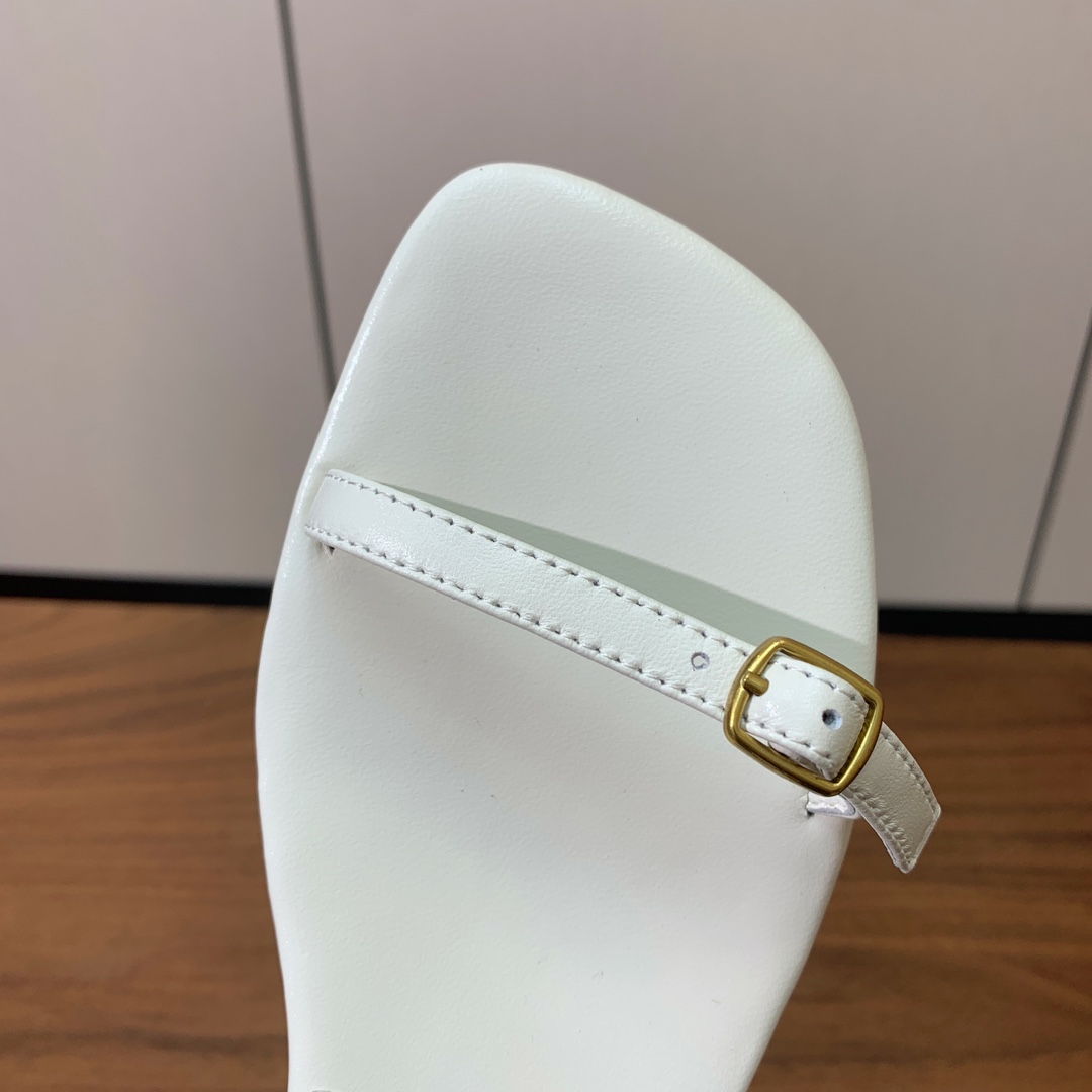【Loro Piana】新款凉鞋。极简主义风格。属于非常耐看的款式！鞋面羊皮。进口真皮大底。定制五金扣。