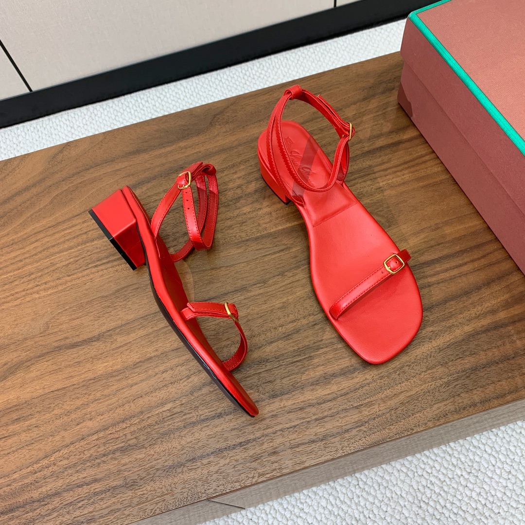 【Loro Piana】新款凉鞋。极简主义风格。属于非常耐看的款式！鞋面羊皮。进口真皮大底。定制五金扣。